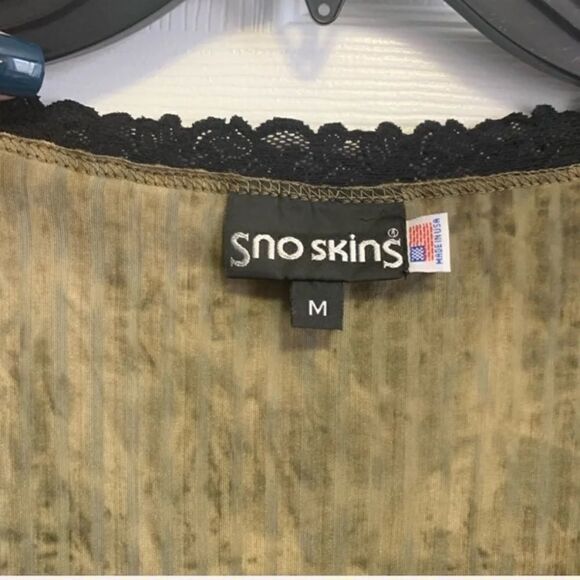 🎄SnoSkins Velvet Leopard Top  - Picture 4 of 4